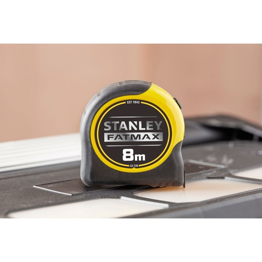 STANLEY 0-33-728 FATMAX 8m tape measure with yellow and black casing, side photography.