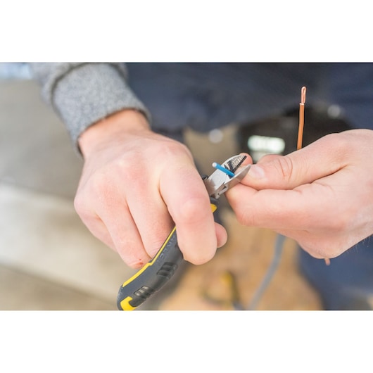 Photo of STANLEY FMHT0-80518 side cutting pliers used to cut blue wire.