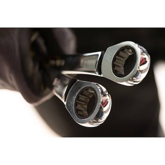 STANLEY STMT82847-0 photography showing close-up of two ratcheting wrenches held in a gloved hand.