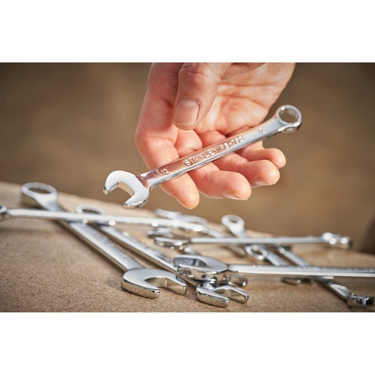 STANLEY STMT95793-0 spanner set, photography showing chrome wrenches, hand holding one wrench.